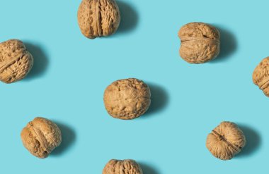 Üstten görünüm üzerinde mavi arka plan izole ceviz badem. En az kavramı