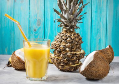 Ananas ve hindistancevizi kokteyl veya beton zemin üzerine cam suyu