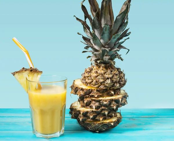 Ananas Cocktail Eller Juice Glas Blå Trä Bakgrund — Stockfoto
