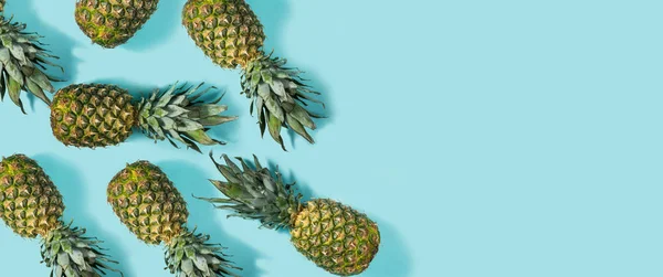 Uppsättning Färsk Ananas Blå Bakgrund Ovanifrån Kopiera Utrymme Sommaren Bakgrund — Stockfoto