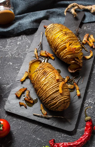 Batata Assada Hasselback Fundo Pedra Escura — Fotografia de Stock