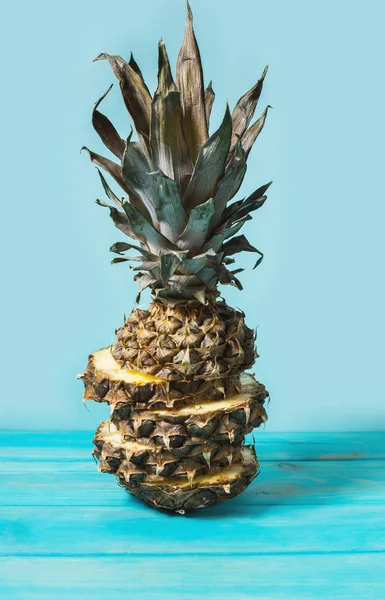 Gesneden ananas fruit op een blauwe achtergrond — Stockfoto