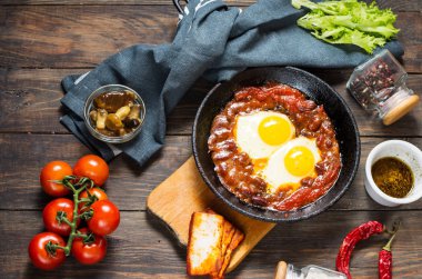 Shakshuka, demir tavada domates soslu kızarmış yumurta. Tipik İsrail gıda.