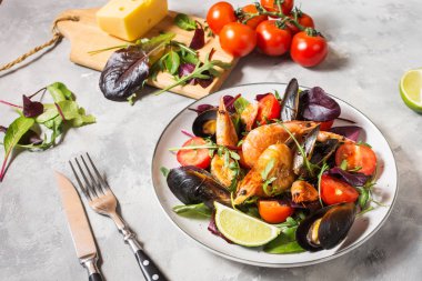 Taze deniz ürünleri salatası, midye, karides, taze sebze ve otlar