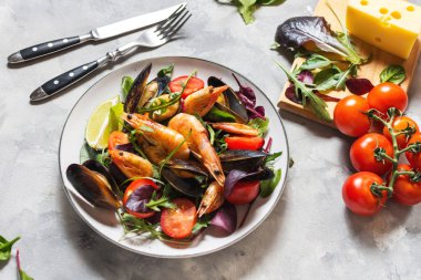 Taze deniz ürünleri salatası, midye, karides, taze sebze ve otlar