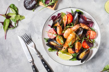 Taze deniz ürünleri salatası, midye, karides, taze sebze ve otlar. Üstten görünüm