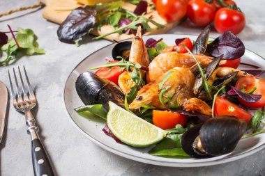 Taze deniz ürünleri salatası, midye, karides, taze sebze ve otlar