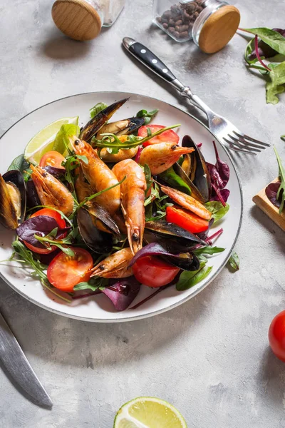 Taze deniz ürünleri salatası, midye, karides, taze sebze ve otlar