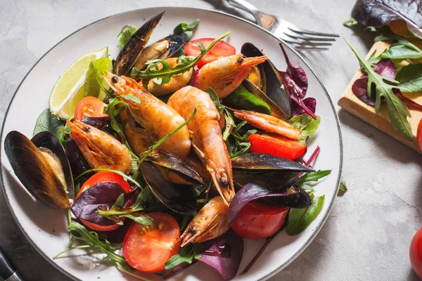 Fresh Seafood Salad Mussels Shrimp Fresh Vegetables Herbs — Stock Photo, Image