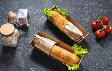 Tavuk Kiev pirzola taş zemin üzerine paket servisi olan restoran kutusu içinde. Ukraynalı geleneği gıda.