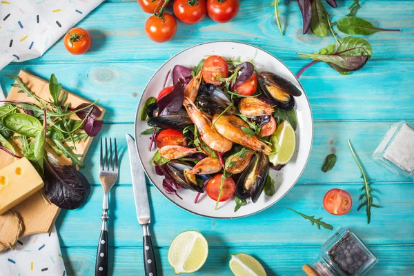 Salade Van Verse Visgerechten Mosselen Garnalen Verse Groenten Kruiden Blauwe — Stockfoto