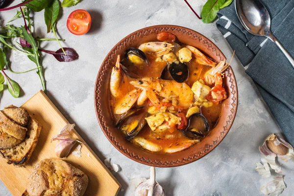 法国鱼汤布伊拉贝塞与海鲜 三文鱼片 贻贝在混凝土背景 美味的晚餐 顶视图 — 图库照片