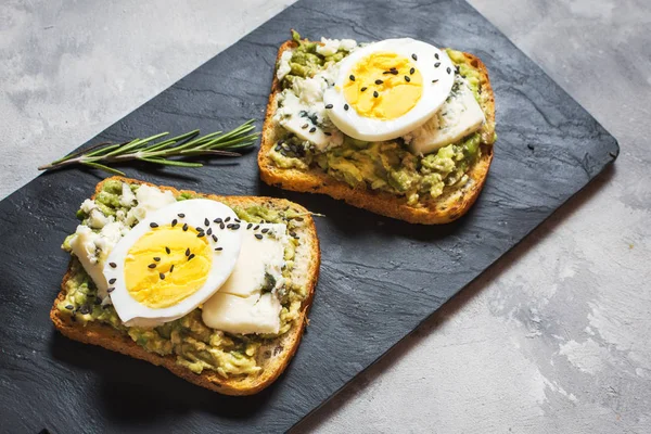 鸡蛋和鳄梨三明治与奶油奶酪健康早餐在具体背景 — 图库照片