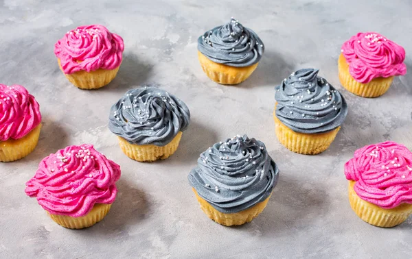 Νόστιμο Cupcakes Ροζ Και Γκρι Μια Σειρά Φόντο Σκυροδέματος — Φωτογραφία Αρχείου