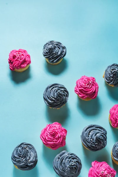 파란색 배경에 행에서 핑크와 케이크 — 스톡 사진