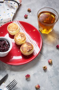 Süzme peynir beton zemin üzerine krep. Reçel ile Syrniki. Ev yapımı