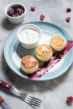 Süzme peynir beton zemin üzerine krep. Reçel ile Syrniki. Ev yapımı