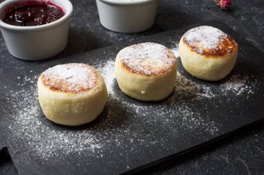 Süzme peynir taş zemin üzerine krep. Ekşi krema ile Syrniki. Ev yapımı yiyecek