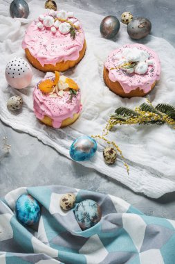 Somut arka planda Ortodoks tatlı ekmek, Rus mutfağı Kulich ve yumurta ile Paskalya kompozisyon