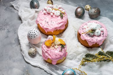 Somut arka planda Ortodoks tatlı ekmek, Rus mutfağı Kulich ve yumurta ile Paskalya kompozisyon