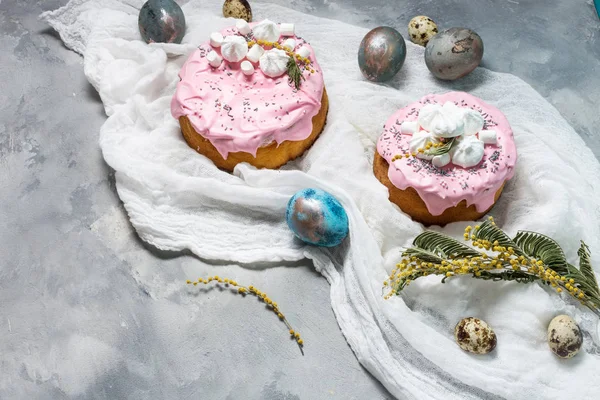 Easter composition with orthodox sweet bread, kulich and eggs on concrete background. — Stock Photo, Image