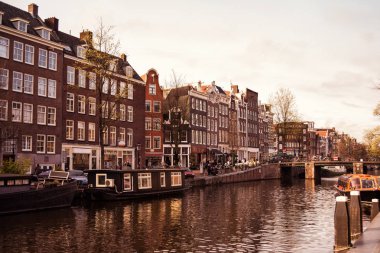 Amsterdam, Hollanda'da geleneksel eski binalar ve kanal