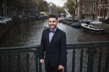 Düğün fotoğraf çekimi. Amsterdam 'da damat yürüyüşü. Köprüye ayağa kalk ve sarıl..