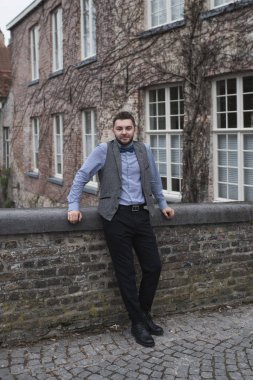 Düğün fotoğraf çekimi. Brugge 'de damat yürüyüşü. Köprüye ayağa kalk ve sarıl..