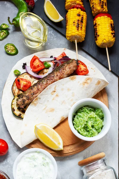 Assortiti deliziose verdure alla griglia e kebab doner su uno sfondo di cemento. Cibo estivo — Foto Stock