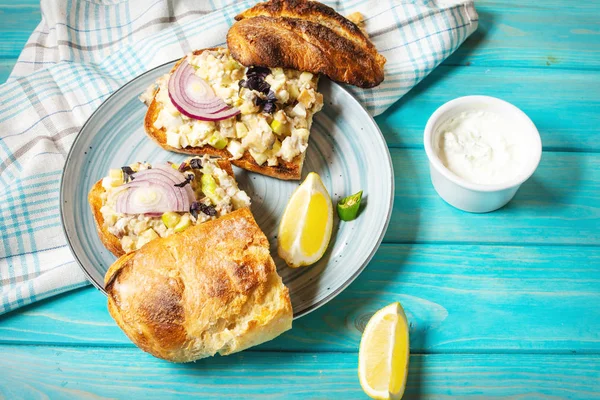 Fish pate, minced herring fillet with apple and egg on toasted rye bread, traditional Jewish cuisine dish forshmak — Stock Photo, Image