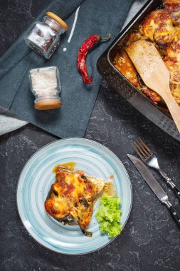 Bir taş masada peynir ile fırında patlıcan. Parmigiana melanzane. İtalyan mutfağı.