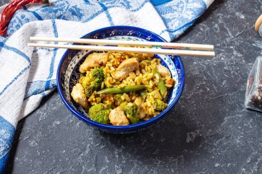 Tavuk eti ve sebze ile pirinç taş masada bir tabakta