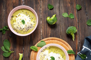 Brokoli kremaçorbası ve rustik ahşap masa üzerinde malzemeler