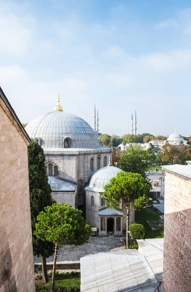 Blick aus dem Fenster der Hagia Sophia auf die blaue Moschee von Istanbul, Türkei. — Stockfoto