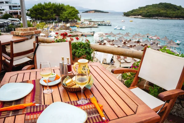 Ristorante con tavolo servito sul lungomare del Mar Ionio, Ksamil — Foto Stock