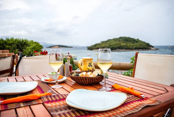 Restaurant with served table in seafront of Ionian sea, Ksamil — Stock Photo, Image