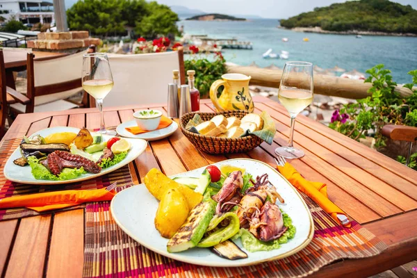 Sebze ve limonla doldurulmuş ızgara deniz ürünleri.