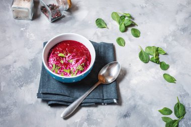 Beton zemin üzerinde püre kırmızı pancar çorbası.