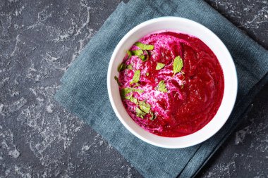 Siyah taş zemin üzerinde püre kırmızı pancar çorbası.