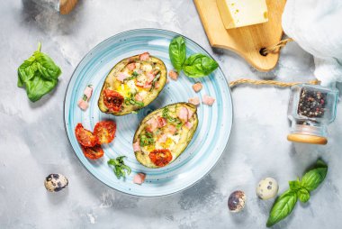 Keto diyeti: Jambonlu avokado, bıldırcın yumurtası, beton arka planda peynir