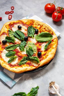 Ev yapımı pizza margaritası, mozarella, domates ve fesleğen.