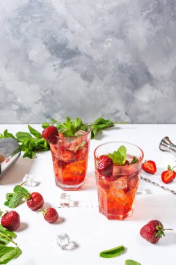 Çilekli mojito ve beyaz ahşap arka planda malzemeler. Boşluğu kopyala