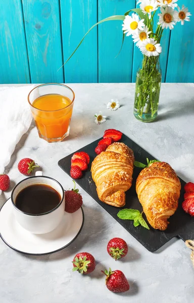 Sabroso Desayuno Croissants Fresas Frescas Café Negro Zumo Naranja — Foto de Stock