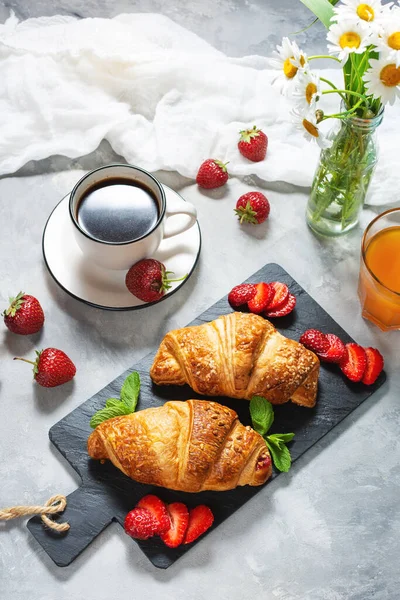 Sabroso Desayuno Croissants Fresas Frescas Café Negro Zumo Naranja — Foto de Stock