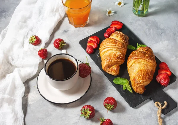 Sabroso Desayuno Croissants Fresas Frescas Café Negro Zumo Naranja — Foto de Stock