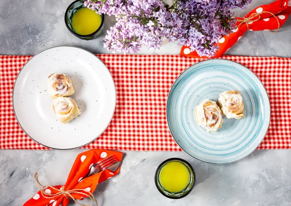 Rollo Canela Cinabrio Con Esmalte Crema Blanca Placa Sobre Fondo — Foto de Stock