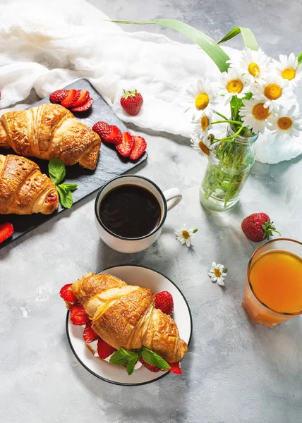 Sabroso Desayuno Croissants Frescos Fresas Café Negro Zumo Naranja Vista — Foto de Stock