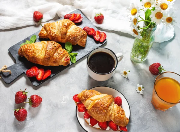 Sabroso Desayuno Croissants Fresas Frescas Café Negro Zumo Naranja — Foto de Stock