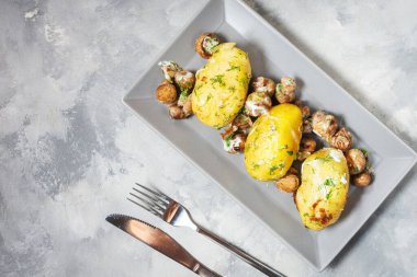 Tabakta mantarlı kızarmış patates. Üst görünüm,