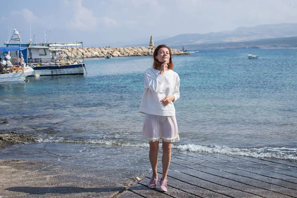 Подорож Кіпр Молода Жінка Яка Має Вигляд Бухти Березі Моря — стокове фото